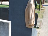De laatste jas: een van de mooiste grafmonumenten die ik ooit tegenkwam in Brabant. De jas is uit hout gebeeldhouwd. Schitterend gedaan, zeker in combinatie met de koude zwarte steen.